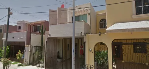 Casa De Dos Niveles Con Cochera Techada