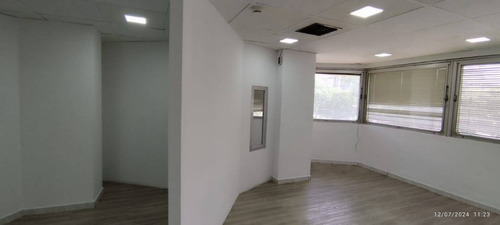 Alquilo Oficina Comercial De Centro Comercial Y Profesional El Añil Ubicado En La Av Andrés Eloy Blanco