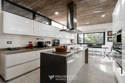Casa En Venta De 8 Dorm. En Lo Barnechea