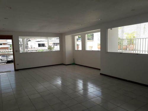 Casa En Venta En El Cafetal Cda 23-17757 Yf