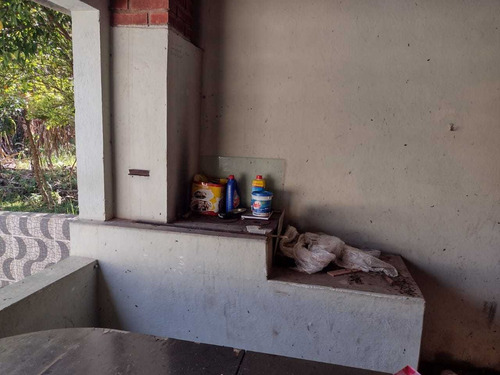 Imagem 7 de 14 de 2.300m², Casa Com 2 Dormitórios, Churrasqueira E Piscina !!