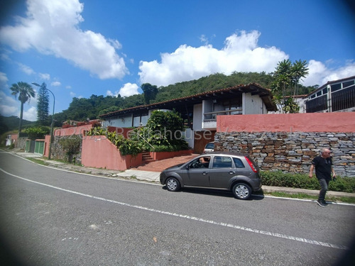 Hatillo Amplia Casa En Venta En Los Naranjos Del Cafetal Cinco Dormitorios Cuatro Baños Cuatro Puestos Estacionamiento Balcón Terraza Estudio Tanque De Agua De 8000 Lts.  Calle Cerrada Con Vigilancia