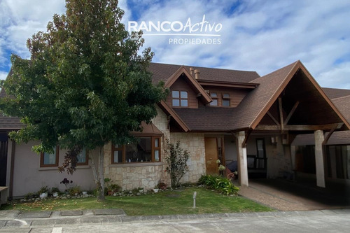 Hermosa Casa En El Venado 4d/5b Con Gran Jardín Interior