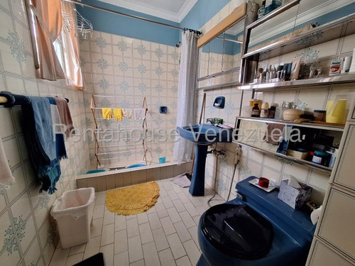 Bella Casa De 2 Pisos ,bien Distribuida En Venta Ubicada En Las Acacias 25-16813