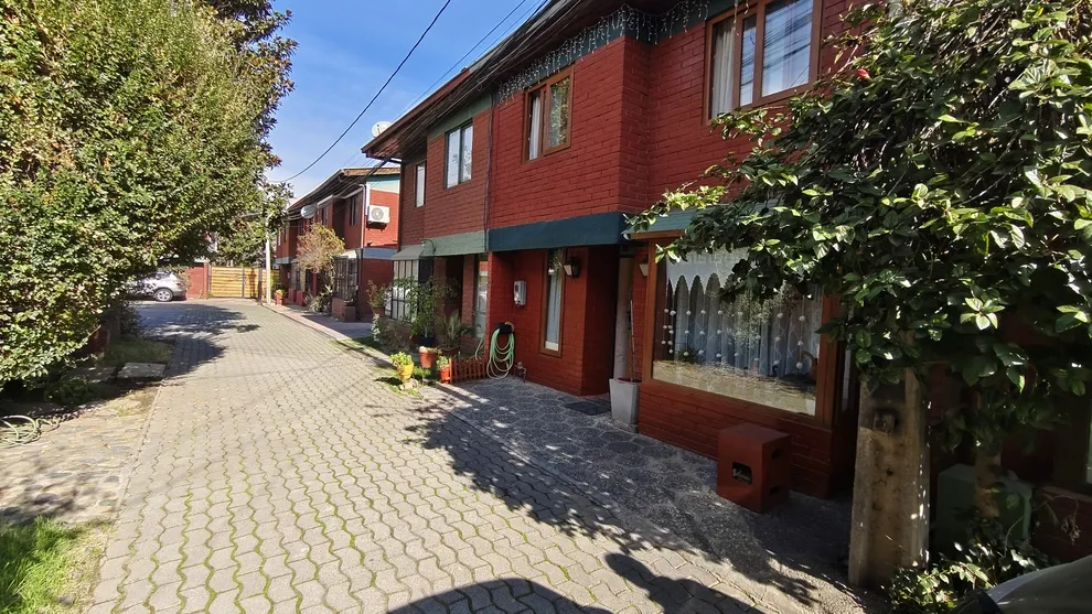 Imagen 2 de 19 de Casa De 2 Pisos En Tranquilo Barrio