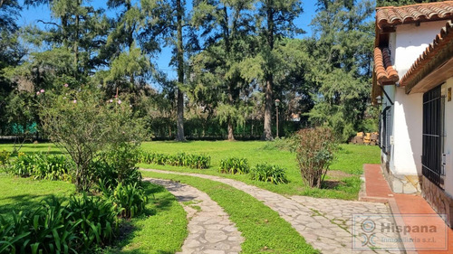 Hermosa Casa En Venta Sobre La Calle J.r Jimenez, En El Barrio Los Jazmines. Del Viso, Pilar