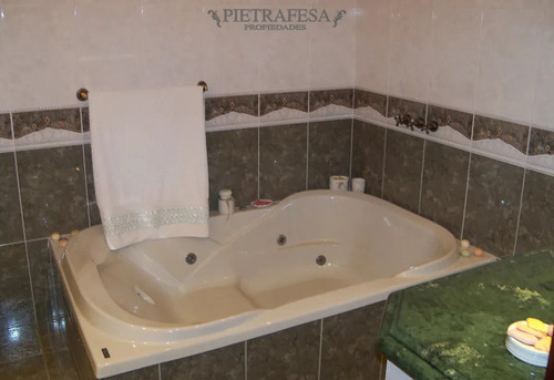 Casa En Venta Con Piscina, 3 Dorm, 4 Baños, Garaje-colón