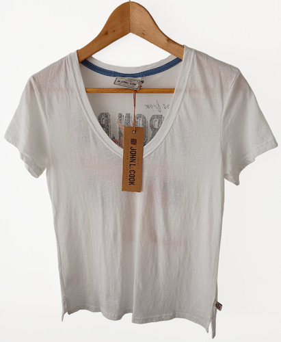 Jhon L Cook - Remera Byron Bay Blanca- Estampa En Espalda 