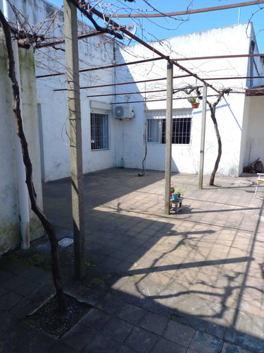 Imagen 11 de 12 de Al946 Venta Casa Con Jardin, Gran Fondo 5 Ambientes Peñarol