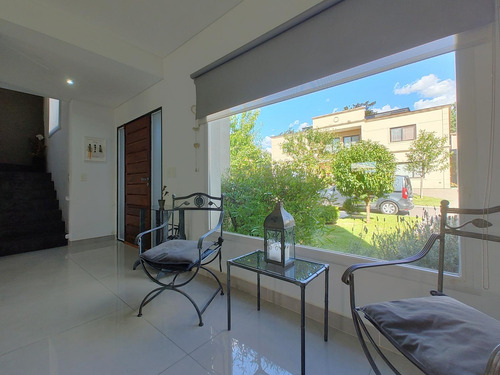 Apto Credito - Casa De Categoría En Venta En Los Olivares