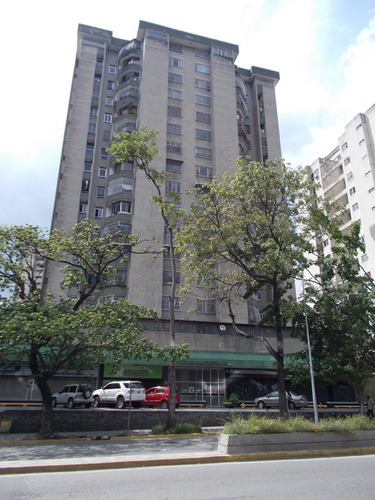 Se Vende Apartamento En La Av. Principal De La Urbina