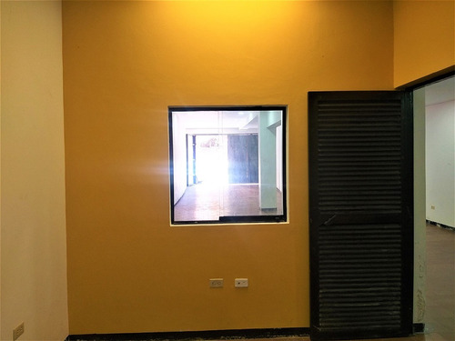 Imagen 8 de 9 de Las Acacias Se Alquila Local 108 M2 ¡ Gran Oportunidad