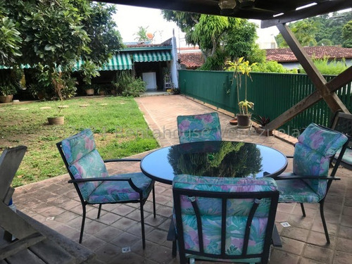 Hermosa Casa De Una Planta Con Grandes Espacios Y Bella Terraza En Santa Paula. Mls # 25-13494 Lp