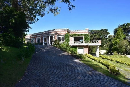  Casa En Venta De 5 Dormitorios, Punta Del Este.