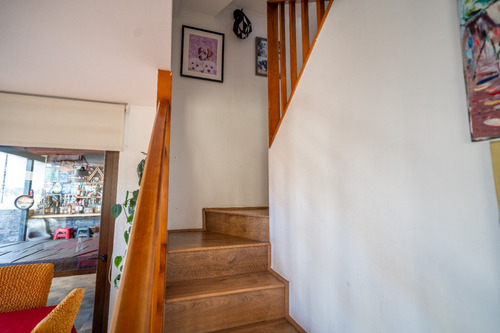 Casa Remodelada De Tres Pisos Y 4 Dormitorios En Condominio
