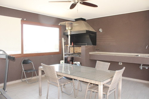 Triplex Con Amplios Espacios Y Modernas Comodidades