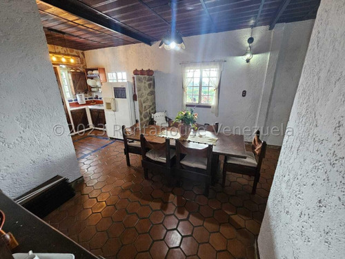 Bella Casa Tipo Chalet Holandés En Venta San Antonio De Los Altos 24-9993 Edf