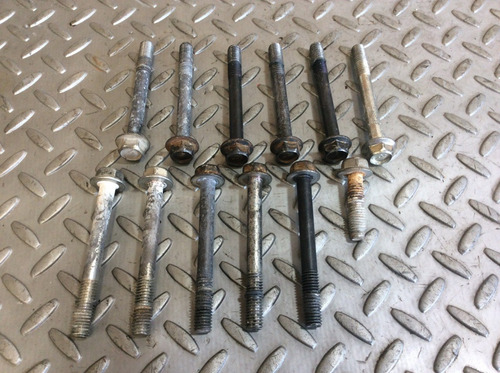 Tornillos Exteriores Base Bancada Altima 2.5 Aut Mod 07-12 (Usado)
