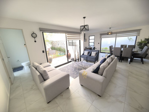 Casa Nueva En Zaru, Querétaro Moderno Con 3 Recámaras, Tv Y Jardín Central