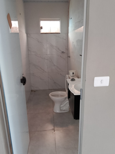 Casa Com 3 Quartos , 2 Banheiros , Copa , Área De Serviço