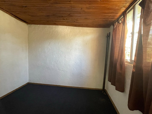 Amplio Terreno De 800 Mc. Con Casa Ediificada Al Fondo.