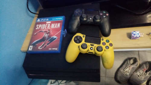 Play 4 Pro 1 Tl + 2 Mandos Con Su Forro 1 Juego Spayderman Y