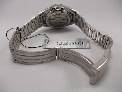 Reloj Pulsera Seiko 5 Con Correa De Acero Inoxidable Color Plateado - Fondo Azul