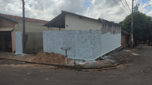 Casa Com Sala, Coz, Wc, 1 Quarto, Garagem E Quintal