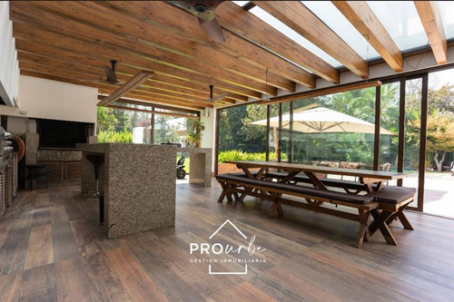 Casa En Venta De 7 Dorm. En La Reina