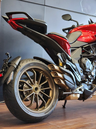 Imagen 4 de 25 de Mv Agusta Turismo Veloce Lusso Bordó