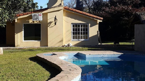 Imagen 1 de 7 de Casa Quinta En La Reja Moreno, A Cuadras De La Estación***