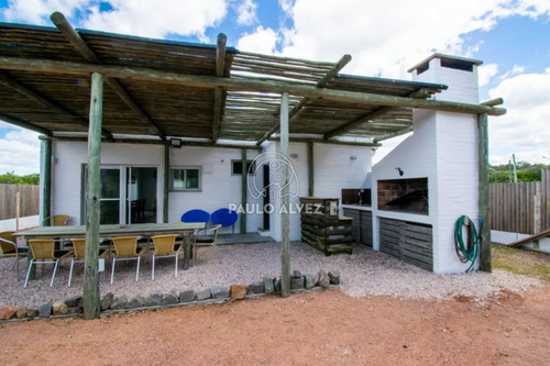 Casa En Alquiler Temporal, A 50 Metros Del Mar. Tres Dormitorio, Aire Acondicionado En Todos Los Ambientes. Ideal Para Veranear
