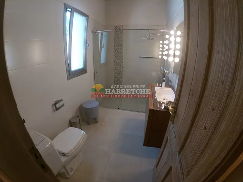 Chalet De Lujo En Venta 4 Dormitorios,5 Baños, Piscina, Garaje, Costa. Maldonado