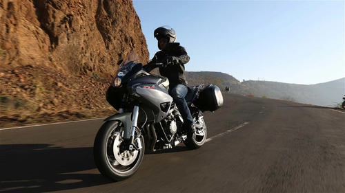 Imagen 19 de 20 de Benelli Tnt 600 Gt Touring Defensas Slider Puños Pie Carrera