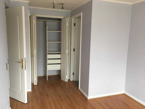 Exclusiva Ubicación En Vitacura, Recientemente Remodelado.