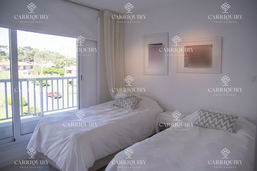 Se Vende Apartamento De 3 Dormitorios En Edificio Horizonte, Playa Mansa, Punta Del Este