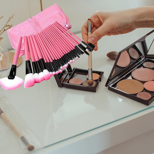El Cepillo Profesional Del Maquillaje Fija Las Cerdas De La
