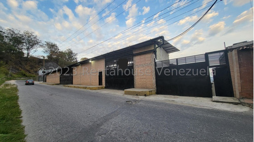 Vendo Amplio Galpón Industrial Carrizal, Plus 3 Apartamentos Pb,  Entrada Independiente. Rah 23-24889