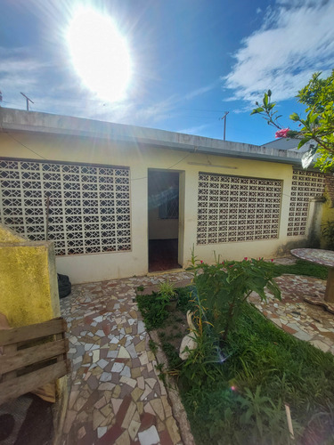 Casa En Pueblo Nuevo Con Patio Y Cochera ¡oportunidad!