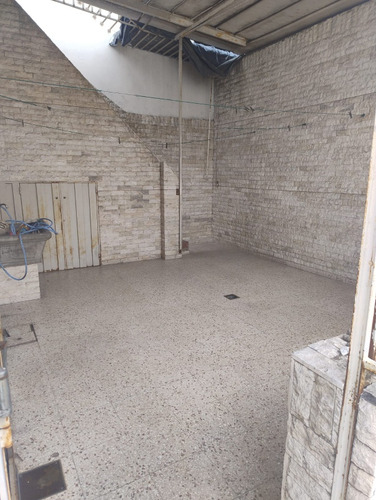 Venta De Casa Con Galpón Y Terreno. Barrio Cura. Rosario