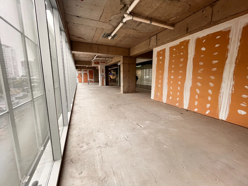 Planta Libre En Nuevo Strip Center, Metro Hospitales
