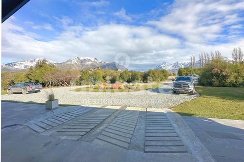 Importante Casa Moderna De Una Planta En Arelauquen Con Vistas A La Montaña