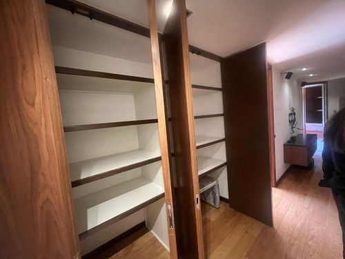Bosque De Las Lomas, Espacioso Departamento Remodelado De 330m2, Vista Arbolada, Sala-comedor, Bar, Baño De Visitas, Sala De T.v. 3 Amplias Recamaras Con Baño Cada Una, Vestidores, Cocina Equipada, Ár