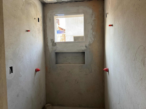 Excelente Sobrado Triplex No Centro De Balneário Camboriú Próximo À Praia Central. Viabilidade Comercial E Residencial. Fase Final De Acabamento. Negocia Entrada E Parcelamento. Venha Visitar.