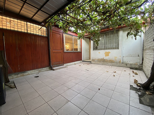 Casa Con Potencial Comercial A 1 Cuadra De Metro Ecuador