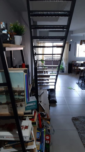 Imagen 2 de 6 de Departamento Tipo Duplex Con Escalera De 2 Ambientes En Versalles