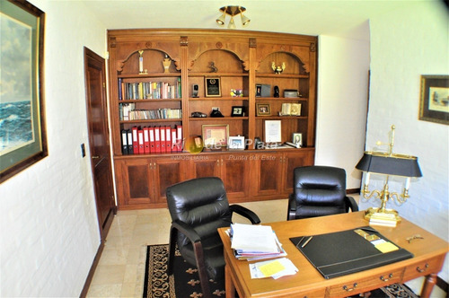 Importante Residencia A 700 Mts De Playa Mansa.- Ref: 11079