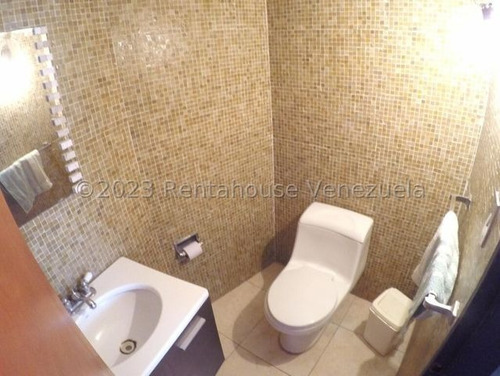 Yg Increíble Casa Con Dos Anexo, Potencial Para Remodelar Residencial O Comercial, Ubicada En Esquina Con Fácil Acceso En Venta En La Trinidad 24-1929 Ys