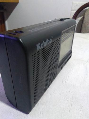 Radio Multibandas Kchibo Kk-2005 Con Cable De Conexion 220w Negro (Usado)