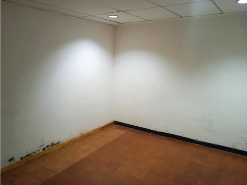 Se Vende Local Comercial A Pie De Calle En Quinta Crespo.